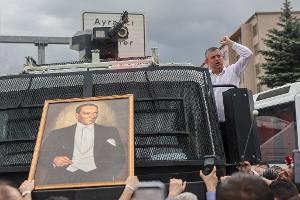 Özel protestiert gegen seine Absetzung als CHP-Chef. (Archivbild)