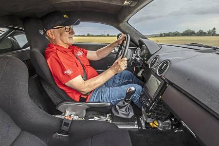 Innenaufnahme eines Ruf 8Zylinder Prototypen während einer Fahrszene, Fahrer am Steuer, Cockpit und Armaturen sichtbar.