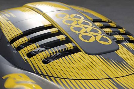 Detailaufnahme des Motorraums eines Ruf 8Zylinder Prototyps mit gelb-schwarzem Design und Lüftungsschlitzen.