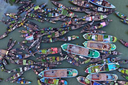 Buntes Treiben: Käufer und Händler versammeln sich mit ihren kleinen Holzbooten auf dem fast 200 Jahre alten schwimmenden Markt von Baithakata in Bangladesch.