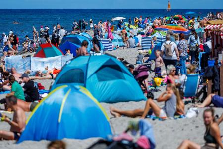 Beachtlicher Andrang: Urlauber und Tagesgäste tummeln sich bei sonnigem Wetter am Strand von Timmendorf auf der Ostseeinsel Poel. 