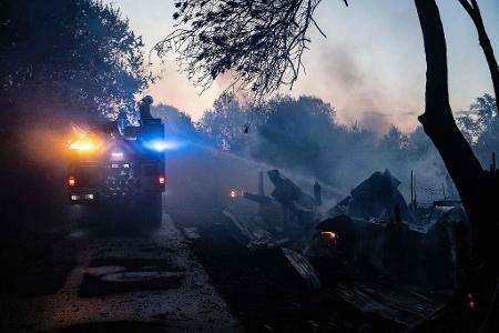 Kein Ende der Waldbrände in Frankreich: Feuerwehrleute löschen einen Brand der in der Nähe einer Siedlung in Nantes. 