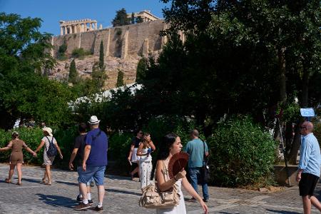 Besucher sind an der Akropolis unterwegs. Am Morgen hatte es in der Nähe einen Angriff auf zwei Touristen gegeben. 
