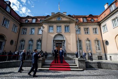 Empfang in der Berliner Villa Borsig: Bundespräsident Frank-Walter Steinmeier begrüßt Ilham Alijew, Präsident von Aserbaidschan.