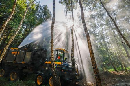 Gerüstet für den Ernstfall: Das Speziallöschfahrzeug FireFighter fährt durch schwieriges Gelände im Wald bei Roetgen. Es ist besonders geländegängig und ausgestattet mit einem 10.000-Liter-Löschwassertank. 