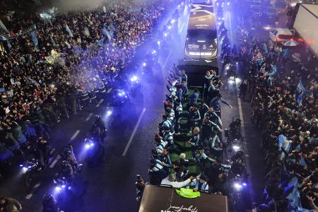 Der Bus mit der argentinischen Nationalmannschaft kommt in Ezeiza an.
