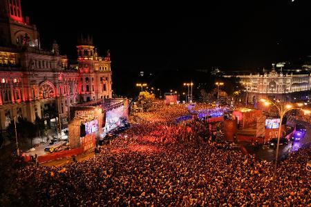 Spieler der spanischen Fußballnationalmannschaft feiern in Madrid.