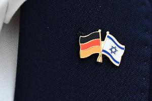 Das Opfer trug nach Angaben der Ermittler eine Anstecknadel mit der Flagge Israels am Revers. (Symbolbild)