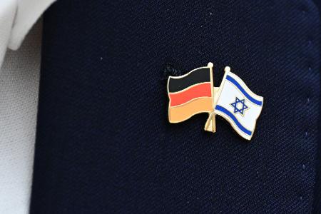 Das Opfer trug nach Angaben der Ermittler eine Anstecknadel mit der Flagge Israels am Revers. (Symbolbild)