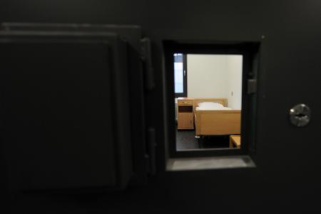 Ein JVA-Mitarbeiter fand den Verdächtigen tot in seiner Zelle. (Archivbild)