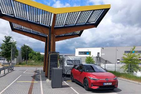 f_Eriba-Touring_Vs_Next-Caravan_Ladestation