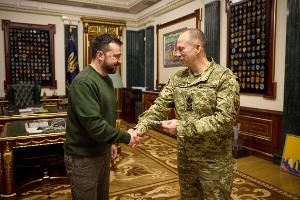 Nach tagelangen Protesten und Rücktrittsforderungen hat der ukrainische Präsident Wolodymyr Selenskyj den Oberbefehlshaber der Streitkräfte, Olexander Syrskyj, entlassen. (Archivbild)