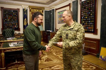 Nach tagelangen Protesten und Rücktrittsforderungen hat der ukrainische Präsident Wolodymyr Selenskyj den Oberbefehlshaber der Streitkräfte, Olexander Syrskyj, entlassen. (Archivbild)