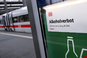 Die Frage ist nun, wie ein mögliches Alkoholverbot an Bahnhöfen durchgesetzt werden kann. (Symbolbild)