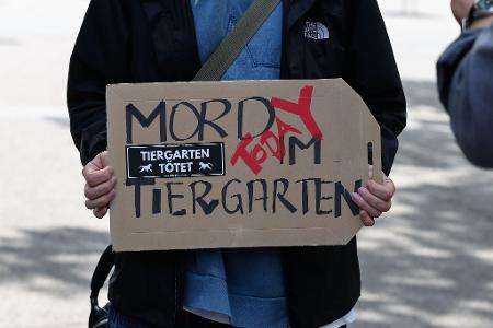 Aktivistinnen und Aktivisten versammelten sich am 29. Juli 2025 vor dem geschlossenen Tiergarten, um gegen die Tötung der Paviane zu demonstrieren. Einige drangen später in den Zoo ein. (Archivbild)