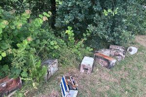 Die illegal entsorgten Akkus an der Landesstraße 3333.