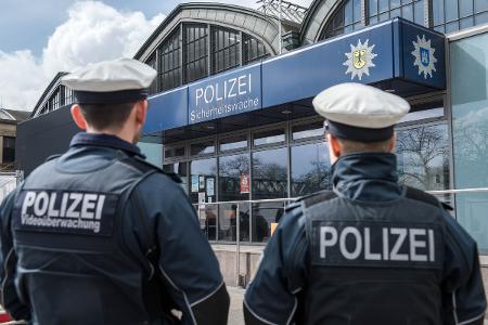 Bundespolizisten vor der Gemeinsamen Sicherheitswache der Bundes- und Landespolizei-
Hier erstattete der Geschädigte (50) nach Diebstahl eine Strafanzeige.
Foto-Quelle: Bundespolizei-