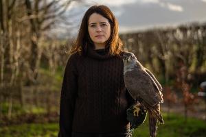 "H wie Habicht": Claire Foy mit eigenwilliger Trauerbewältigung