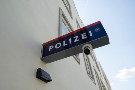 Die Polizei will Verdächtige, die vor dem Hitler-Geburtshaus verweilen, ansprechen und kontrollieren. 