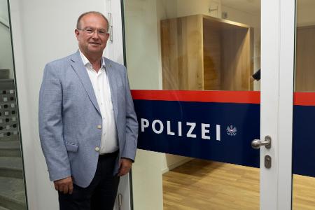 Braunaus Bürgermeister Johannes Waidbacher räumt ein, dass es eine 100-prozentige Lösung im Umgang mit dem Nazi-Erbe nicht gibt.