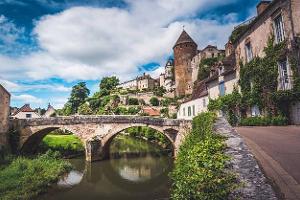 Semur-en-auxois ist ein malerisches Dorf im Burgund.
