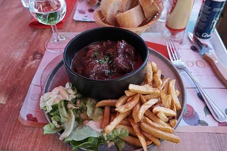 Deftiges BÏuf bourguignon, Besteck, Brot, Glas