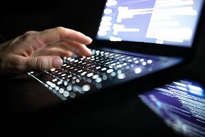 Eine 61-Jährige aus Schweden soll mit ihren Komplizen Menschen aus ganz Deutschland dazu verleitet haben, mehr als eine Million Euro in vermeintliche Finanzprodukte online zu investieren. (Symbolfoto)