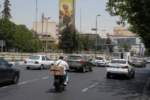Fahrzeuge fahren in Teheran an einer Plakatwand vorbei, auf der die geballte Faust des verstorbenen iranischen Obersten Führers Ajatollah Ali Chamenei zu sehen ist. (Archivbild)