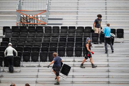 Auf dem Erfurter Domplatz wird das Bühnenbild für die DomStufen-Festspiele 2026 aufgebaut. 