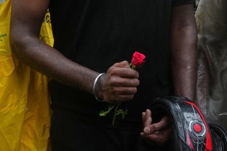 Ein Teilnehmer einer Demonstration hält während einer Kundgebung für Bildungsreformen im Rahmen der anhaltenden Protestbewegung der 