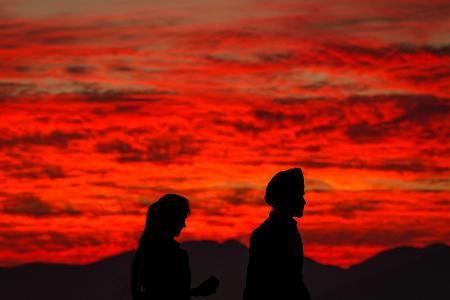 Silhouetten im Rauch: Waldbranddunst über Burnaby Mountain