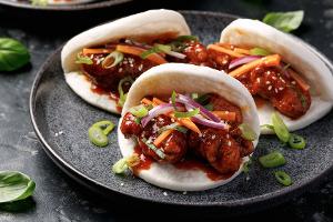 Bao Buns mit knusprigem Chili-Hähnchen
