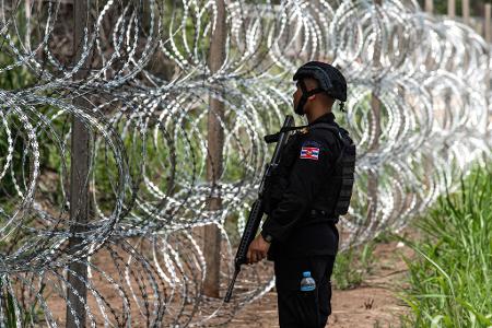 Manche Abschnitte an der Grenze hat Thailand mit Stacheldraht gesichert.