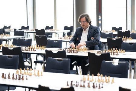 Beim Deutschen Schachgipfel in Dresden treten rund 1.000 Spielerinnen und Spieler gegeneinander an. 