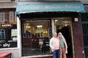 Franz Stenzel und Ute Bickeleit stehen vor dem "Spezial Herren-Friseur". Schon 1906 gab es in der Davidstraße 23 einen Friseursalon.