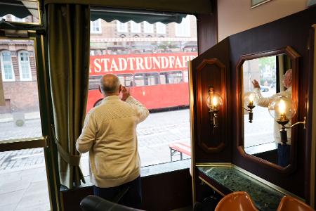 Für Franz Stenzel ein festes Ritual: Touristen auf Stadtrundfahrt zuzuwinken. 