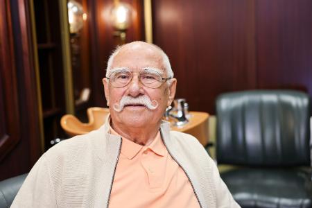 Friseurmeister Franz Stenzel will in Zukunft nur noch seinen Hund und den Rasen schneiden.