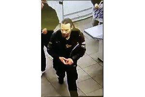 Übersichtsaufnahme des unbekannten Täters.