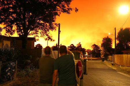 Der massive Waldbrand trifft die Region mitten in der Hochsaison.