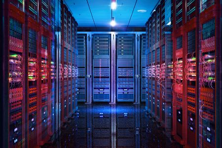Gedämpft beleuchteter Serverraum