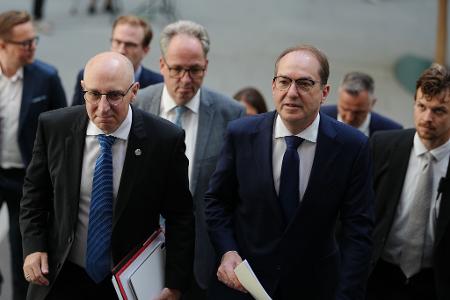 Verfassungsschutz-Chef Selen und Innenminister Dobrindt: Der Verfassungsschutz setzt inzwischen mehr Personal ein, um neben Extremisten auch Agenten fremder Mächte - insbesondere Russlands - im Blick zu behalten. (Archivfoto)