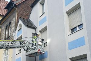 Kontrolle der betroffenen Wohnung über die Drehleiter