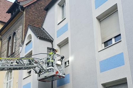 Kontrolle der betroffenen Wohnung über die Drehleiter