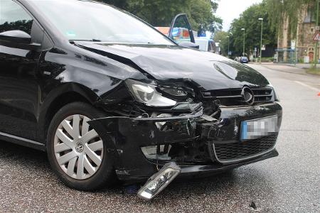 Eine 18-jährige Autofahrerin stieß mit ihrem VW Polo auf einer Kreuzung in Eilpe mit dem Gegenverkehr zusammen.