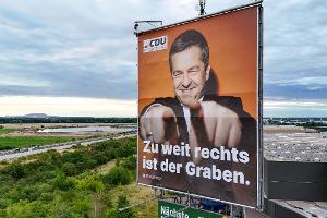 Ein 40 Meter hoher Werbeturm mit einem der größten Wahlplakate in Sachsen-Anhalt steht an der Bundesautobahn 2 (Aufnahme mit einer Drohne). (Archivbild)