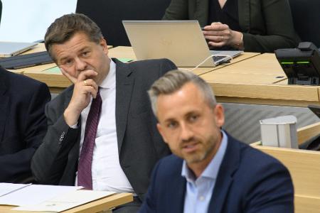 Reden? Kooperieren? CDU-Spitzenkandidat und Ministerpräsident Sven Schulze blickt auf seinen AfD-Herausforderer Ulrich Siegmund. (Archivbild)
