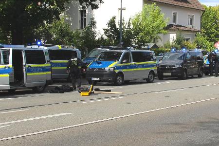 In der Bankfiliale ist ein Mensch lebensbedrohlich verletzt worden.