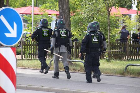 Laut Polizei soll der mutmaßlich männliche Täter mit einem Messer bewaffnet sein.