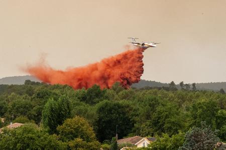 Ein Löschflugzeug wirft bei der Bekämpfung von Waldbränden in der Region Lège-Cap-Ferret im Westen Frankreichs Brandhemmnis ab.