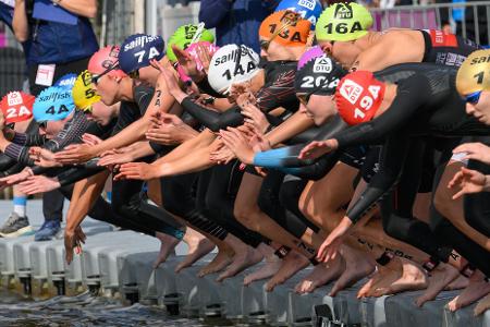 Triathlon, Mixed-Staffel: Deutsche Meisterschaft, Die Finals 2026, Steinhuder Meer. Athletinnen starten zum Schwimmwettbewerb.